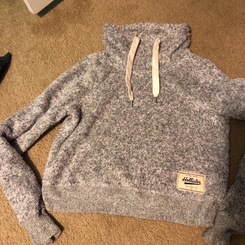 Hollister fur hoodie. Never worn and super soft!